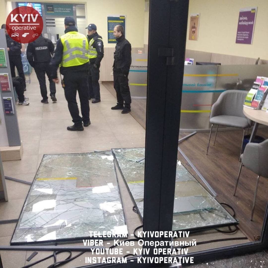 Злоумышленник сломал двери в помещение. dqxikeidqxiqqeant