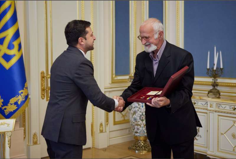 Владимир Зеленский передал орден отцу Андрея Кузьменко dqxikeidqxitkant