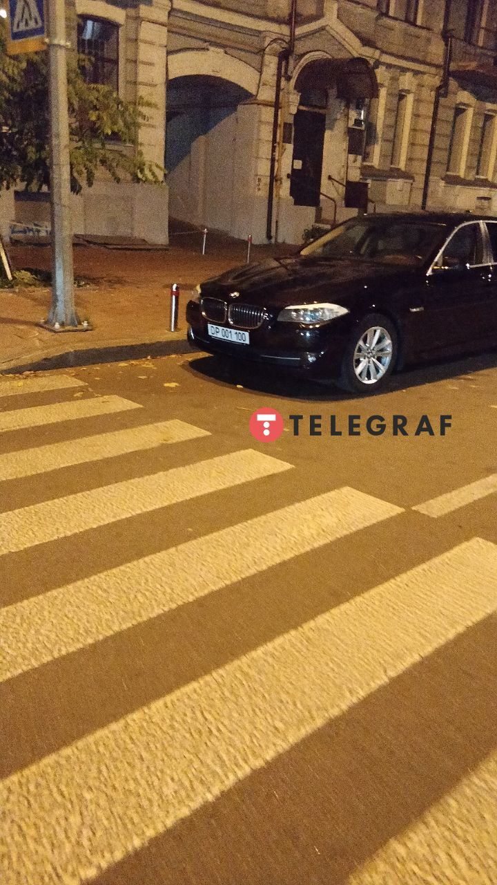 Машина стояла с нарушением ПДД. dqxikeidqxitkant