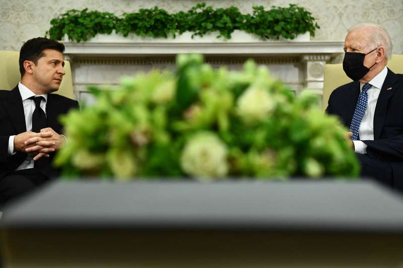 <b>Антивакцинаторы верят в чипирование и уничтожение «восьмого гена человека».</b> Рассказываем, почему возникают эти странные теории и как в этом виновато государство - Заборона gettyimages 1234995337 scaled - <b>Антивакцинаторы верят в чипирование и уничтожение «восьмого гена человека».</b> Рассказываем, почему возникают эти странные теории и как в этом виновато государство - Заборона