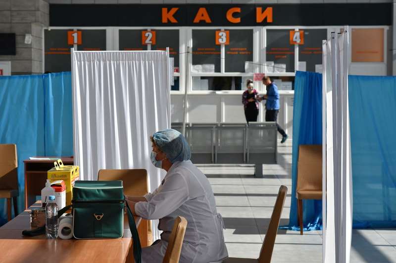 <b>Антивакцинаторы верят в чипирование и уничтожение «восьмого гена человека».</b> Рассказываем, почему возникают эти странные теории и как в этом виновато государство - Заборона gettyimages 1235199406 scaled - <b>Антивакцинаторы верят в чипирование и уничтожение «восьмого гена человека».</b> Рассказываем, почему возникают эти странные теории и как в этом виновато государство - Заборона