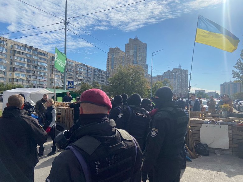 В Киеве титушки избили защитников ландшафтного парка на Никольско-Слободской улице 05