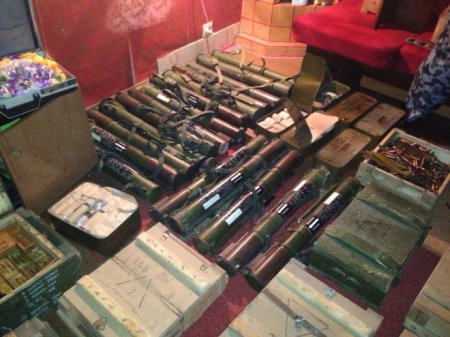 В квартире пограничники нашли склад боеприпасов. ФОТО В квартире пограничники нашли склад боеприпасов. ФОТО