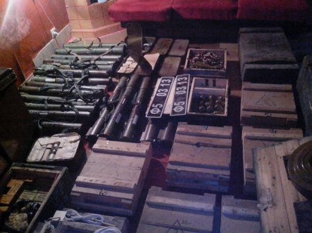 В квартире пограничники нашли склад боеприпасов. ФОТО В квартире пограничники нашли склад боеприпасов. ФОТО