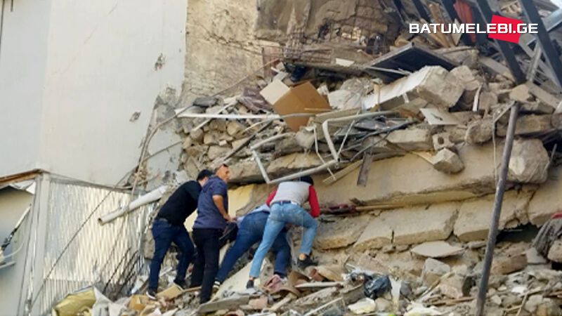 Из-под обломков извлекли трех выживших