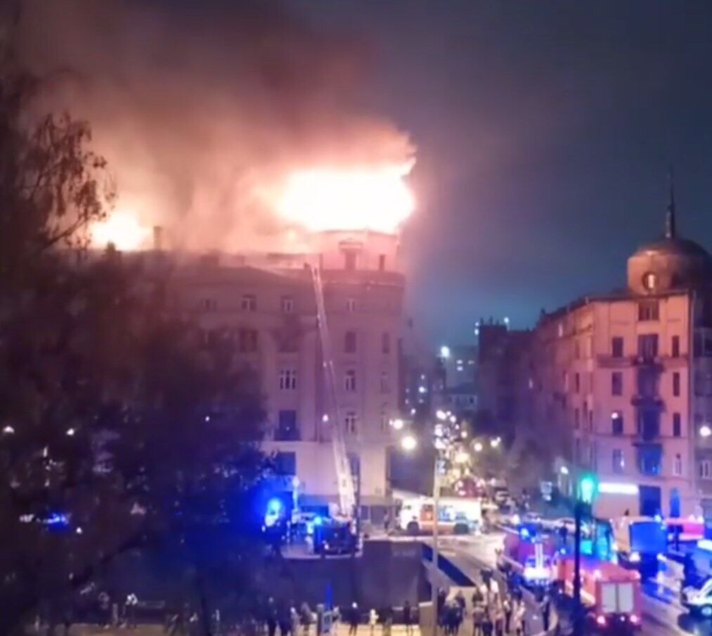 В историческом центре Санкт-Петербурга горит здание. dqxikeidqxitkant