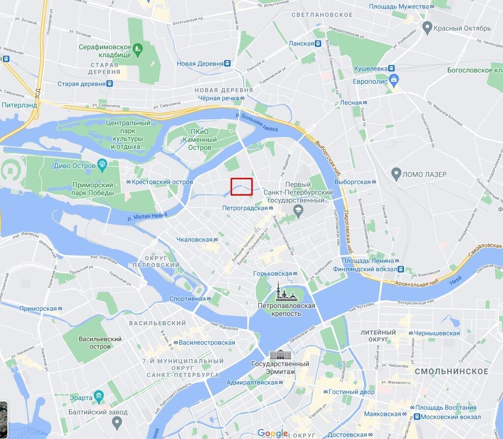 Здание расположено на набережной реки Карповки 30/15.