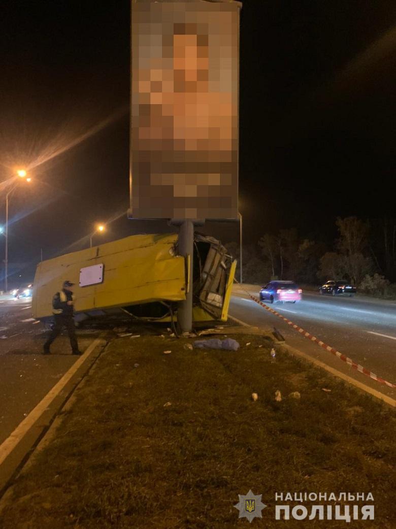 Маршрутка врезалась в столб.