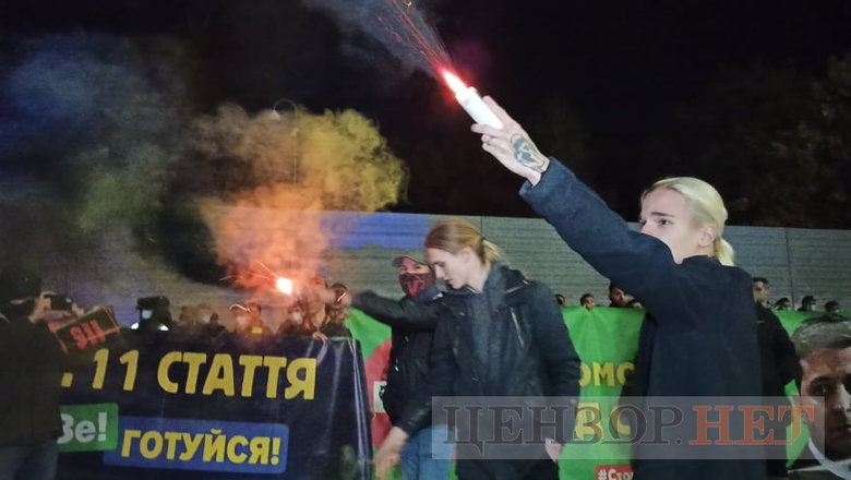 Офшорные скандалы, сотрудничество с олигархами, игнорирование вагнергейта, - активисты с файерами призывают к ответу Зеленского у него под домом 09