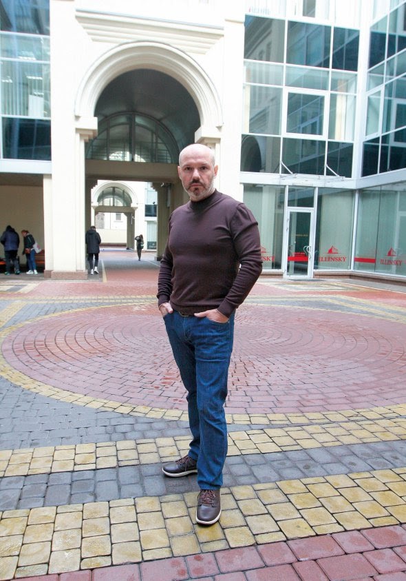 Ігор ГУТ, 47 років, дослідник бізнесу та конкуренції. Народився 2 лютого 1974-го у Володимирі-Волинському на Волині. Батько був електриком, мати – працівницею автобази. Закінчив Національний гірничий університет у Дніпрі за спеціальністю ”Економіка підприємства”. Захистив дисертацію з поведінкової економіки. ”На той час я був єдиний, хто займався питанням ірраціональності, емоційності нас як споживачів. Для Заходу це була норма, для українців – диво”. Навчався у Шведському інституті менеджменту IFL Executive School. Працював у міжнародних компаніях ТEMDE-Ukraine, BROCARD Ukraine. Директор і співвласник шведсько-українського проєкту Develop Your Business. Проводить навчальні програми з розвитку та капіталізації компаній, створює дорадчі ради. Член правління International Renaissance Foundation, заснованої фінансистом Джорджем Соросом. Протягом 10 років входить в борди компаній з різних галузей і допомагає їм підсилити конкурентоздатність. Учасник об’єднання інтелектуалів ”Несторівська група”. 2005-го переїхав із Дніпра до Києва. Про особисте не розповідає dqxikeidqxitkant