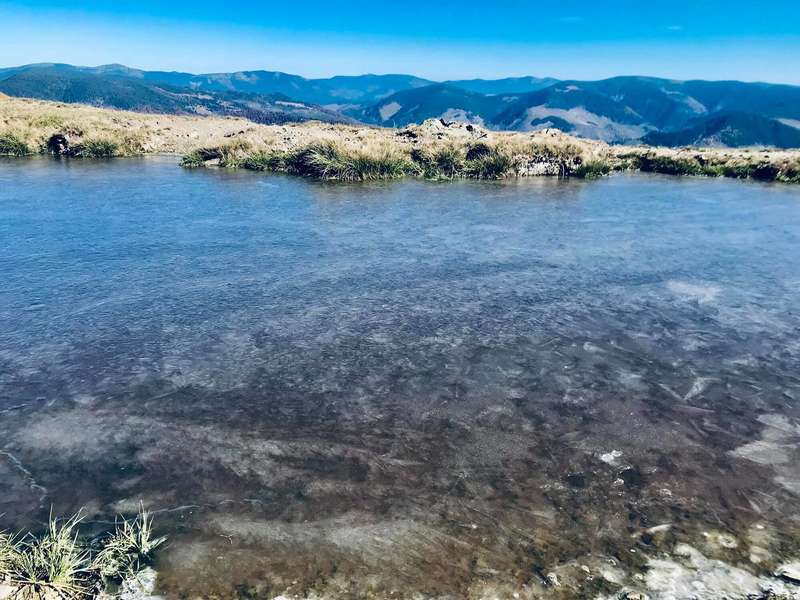 Замерзшее озеро в Карпатах