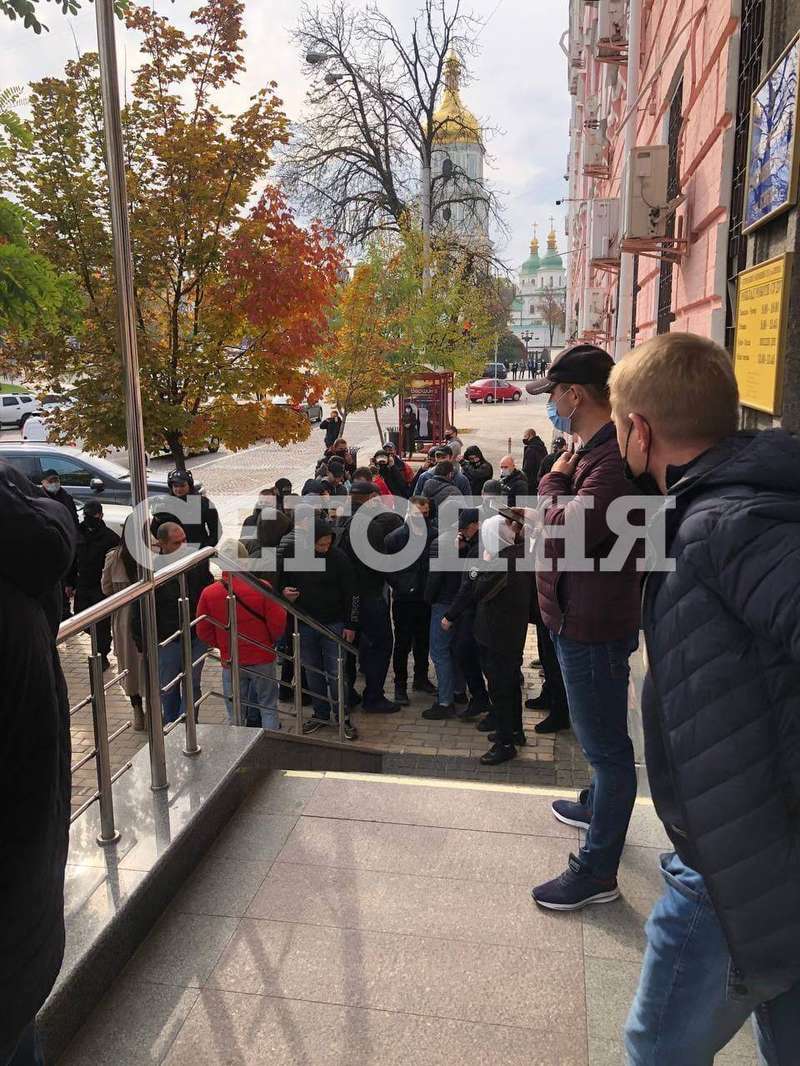 Группа людей перед зданием суда