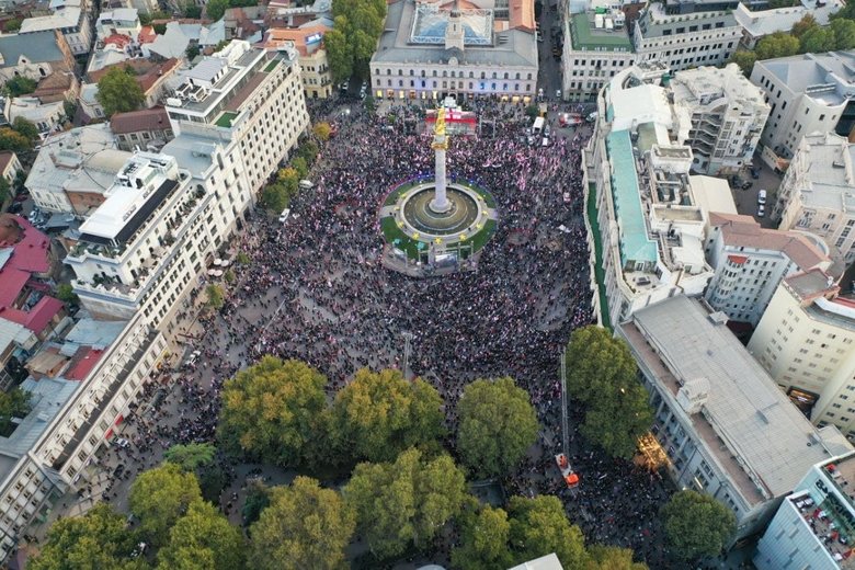 Около 50 тыс. человек в центре Тбилиси требуют освобождения Саакашвили 05