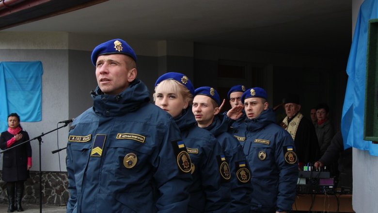 Мемориальную доску памяти Героя Украины Кульчицкого открыли в гимназии Дрогобыча 02 Мемориальную доску памяти Героя Украины Кульчицкого открыли в гимназии Дрогобыча 02