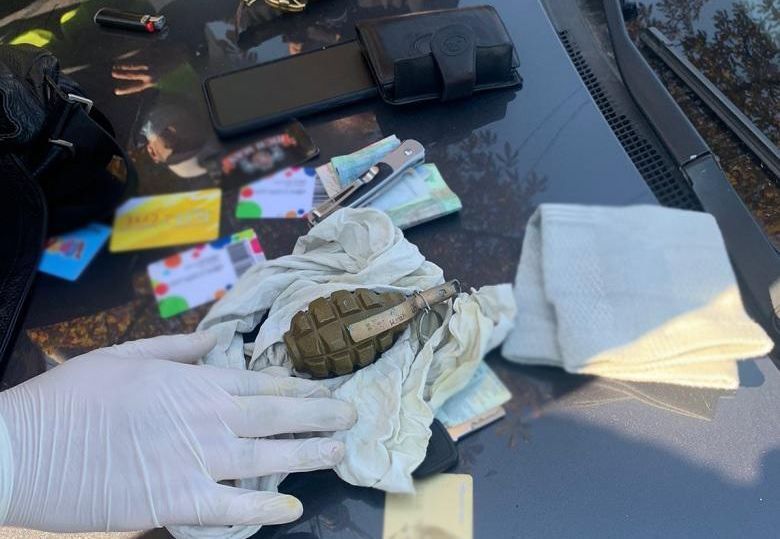 Во время задержания у преступников была граната и оружие. dqxikeidqxitkant