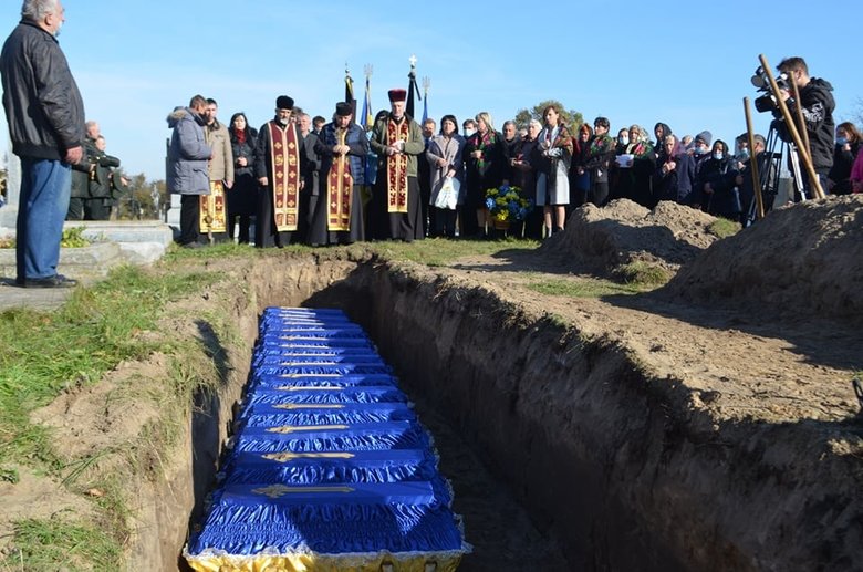 Останки 16 воинов УПА перезахоронили на Львовщине 03