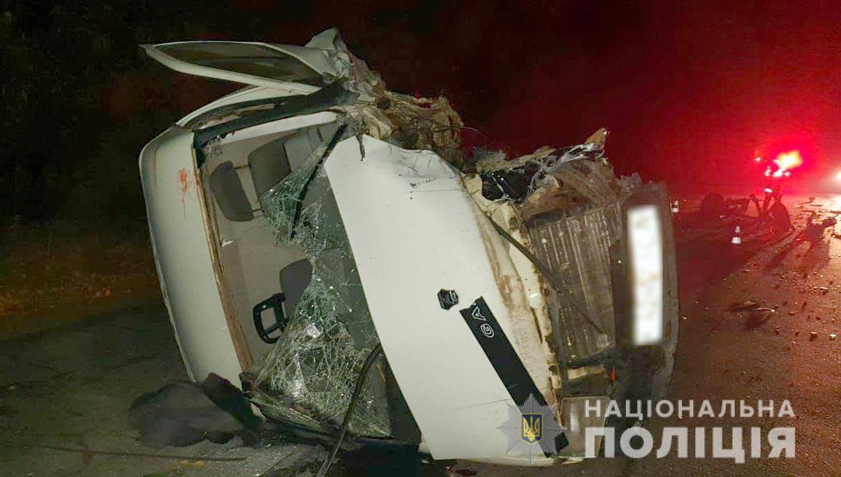 "ГАЗ" перевернулся в результате столкновения