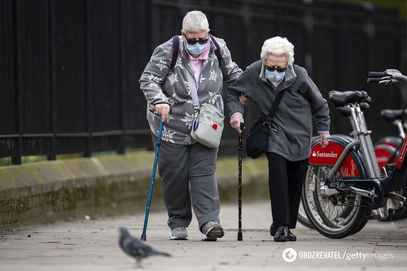 Спасти жизнь пенсионерам, которые не вакцинировались, можно путем ограничений.