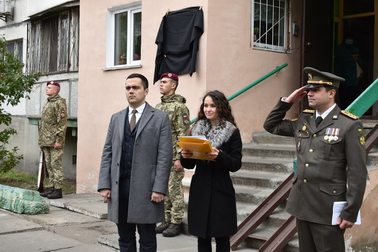 Мемориальную доску разведчику 30-й ОМБр Леониду Добрянскому открыли в Киеве 01 dqxikeidqxitkant