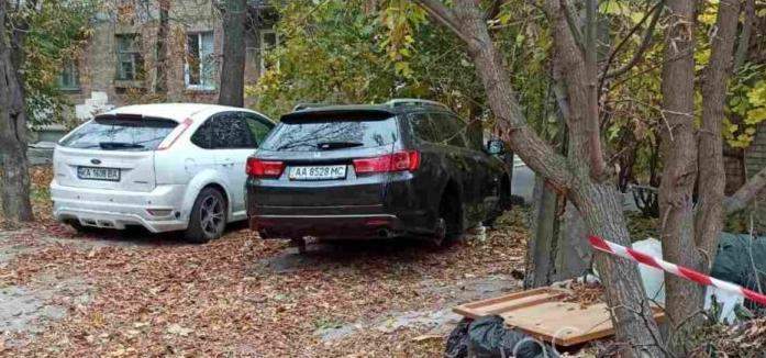 Невідомі зняли колеса з машин на Печерську dqxikeidqxitkant