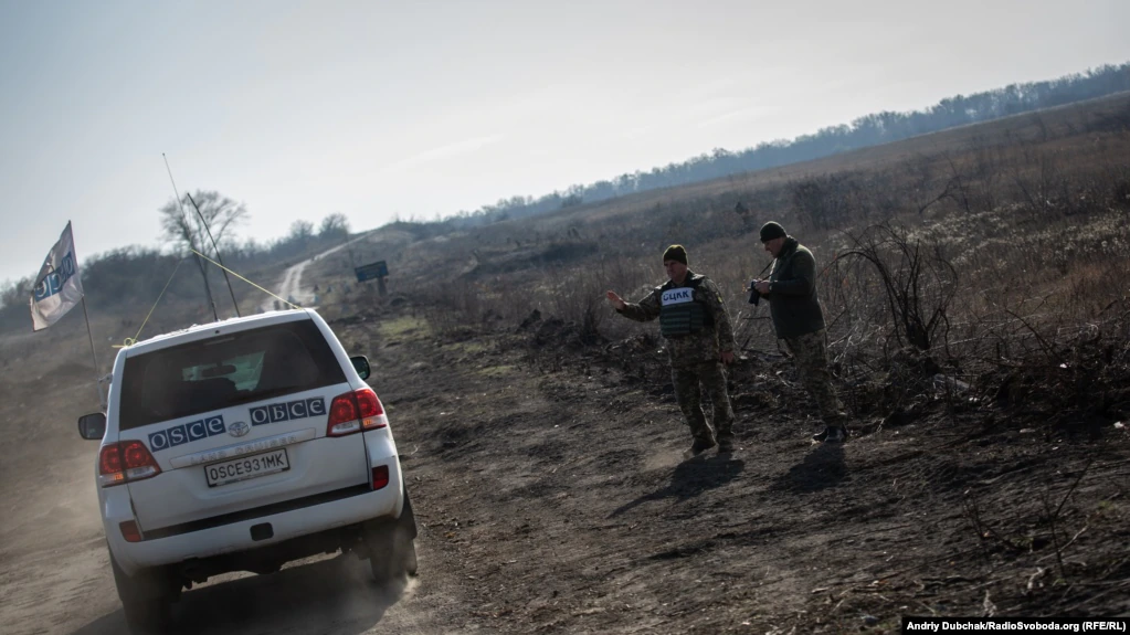 Возле участка разведения близ Золотого и Катериновки, Луганская область. На фото авто миссии ОБСЕ и украинский представитель в СЦКК: раньше в этот орган входила Россия, но теперь в нем остались только Украина и ОБСЕ.