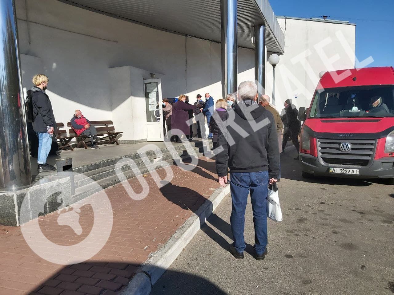 Люди стоят в большой очереди, чтобы оформить документы.