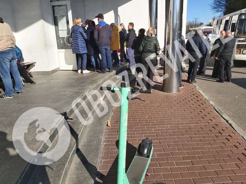 В здание пускают одновременно только двоих посетителей.