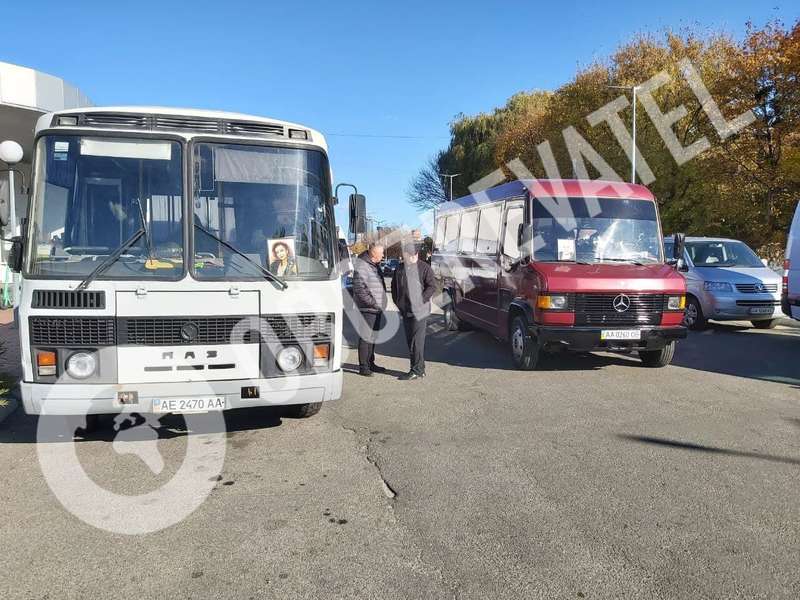 Похоронные автобусы на кладбище.