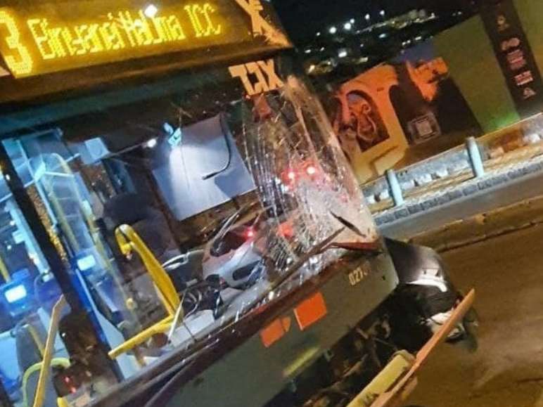 Они бросали камни в автобусы.