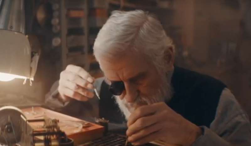 Старый часовщик "лечит время" dqxikeidqxitkant