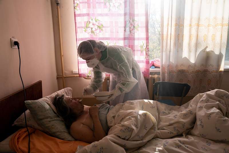 Возможно, это изображение (ребенок и в помещении)