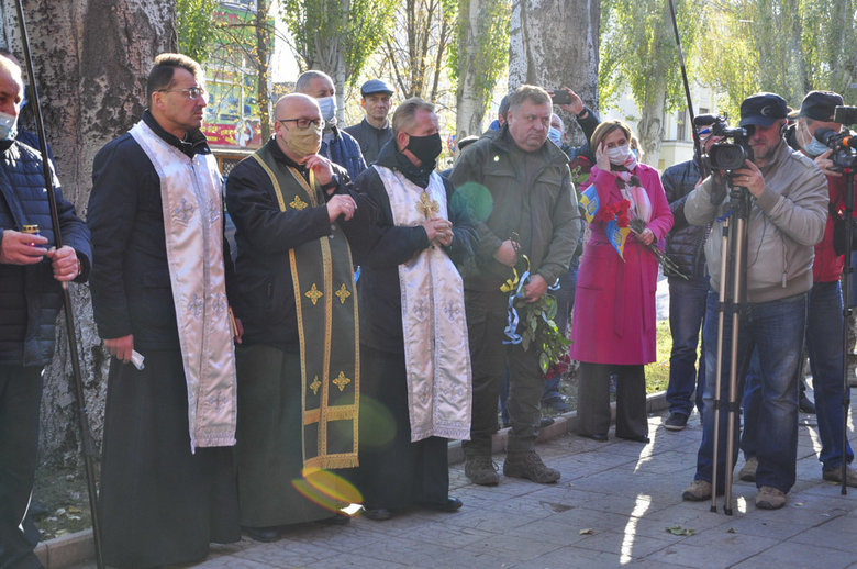 Мемориальную доску Юрию Дяковскому открыли на здании СБУ в Славянске 02