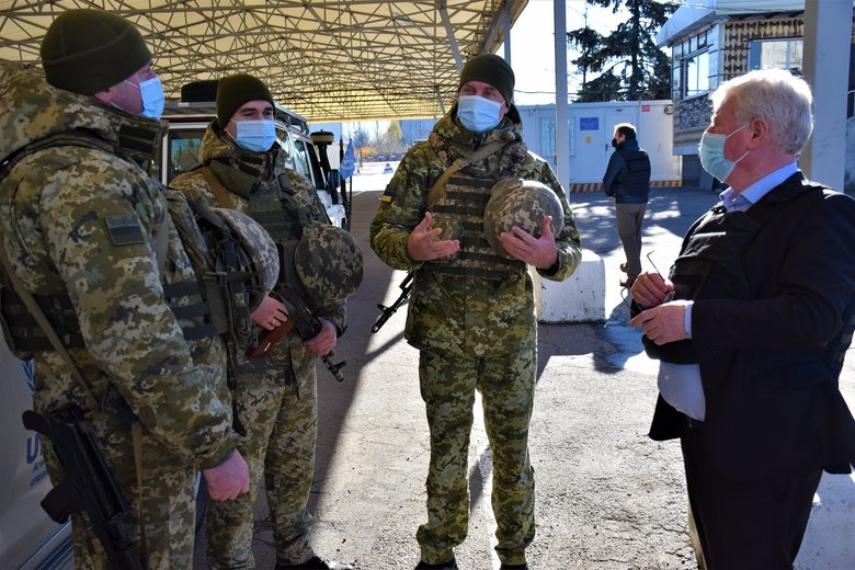 Спецпредставитель ЕС по правам человека Гилмор посетил район проведения ООС 02 dqxikeidqxitkant