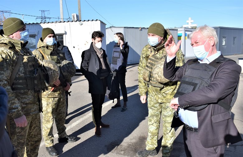 Спецпредставитель ЕС по правам человека Гилмор посетил район проведения ООС 04