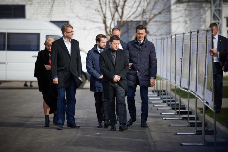 Охрана президента держит стенды о Великом будівництве, чтобы Зеленского не ударило 01 dqxikeidqxiqqeant