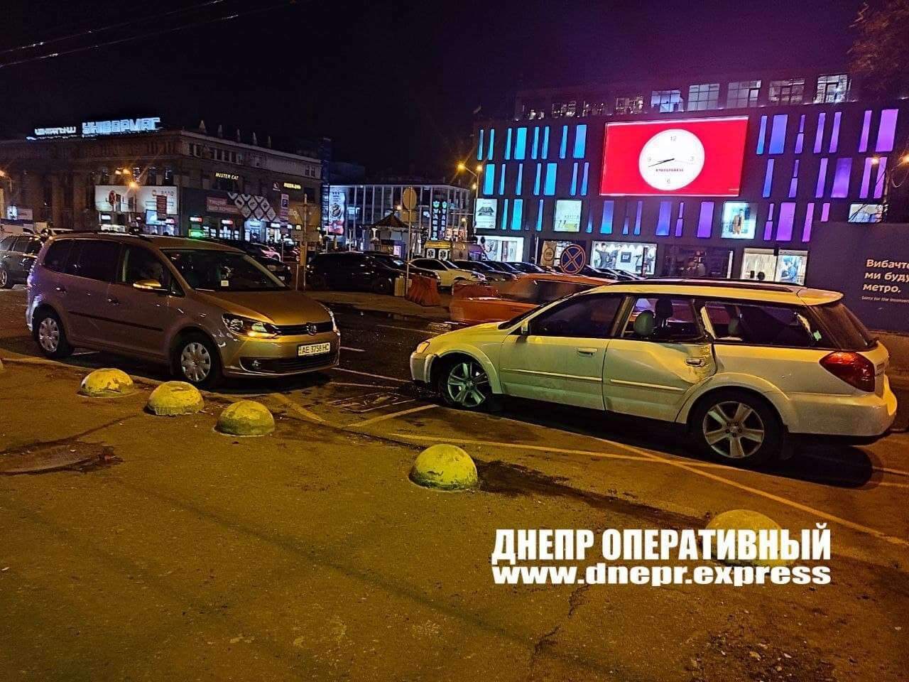 У Дніпрі авто перекинулося в момент аварії dqxikeidqxiqqeant