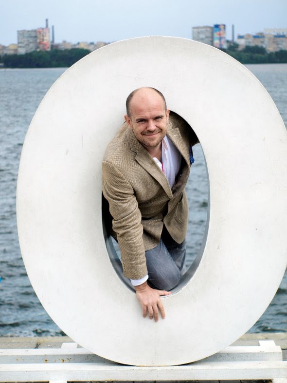 Вітольд ШАБЛОВСЬКИЙ, 41 рік, письменник-репортажист. Народився 27 червня 1980-го в польському місті Острув-Мазовецька. Мати працювала вчителькою молодших класів. Батько – водієм швидкої допомоги. Навчався у Школі майстерності кінорежисури Анджея Вайди. Журналістську діяльність розпочав на телеканалі TVN24. Стажувався в турецькій службі CNN. Працював закордонним кореспондентом ”Газети Виборчої”. Із 2019-го – ведучий авторської передачі про подорожі на радіо Newonce. Автор шести книжок. Цікавиться кулінарією й космонавтикою. Читає Габрієля Гарсіа Маркеса, Богуміла Грабала, Маріуша Щиґела, Сергія Жадана й Андрія Бондара. Слухає музику Арети Франклін, новоорлеанський блюз і польський гіп-гоп. Любить подорожувати – побував у понад 70 країнах. Зі страв смакує розсольник, із напоїв – березовий сік. Про сімейний стан не розповідає. Живе у Варшаві dqxikeidqxitkant