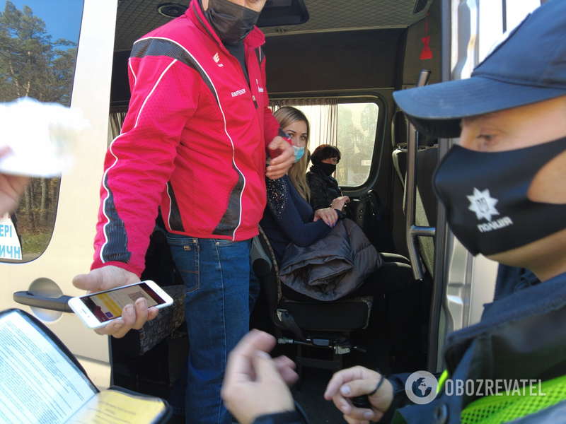 Водитель и пассажиры показывают документы о вакцинации или пройденный быстрый тест на антиген