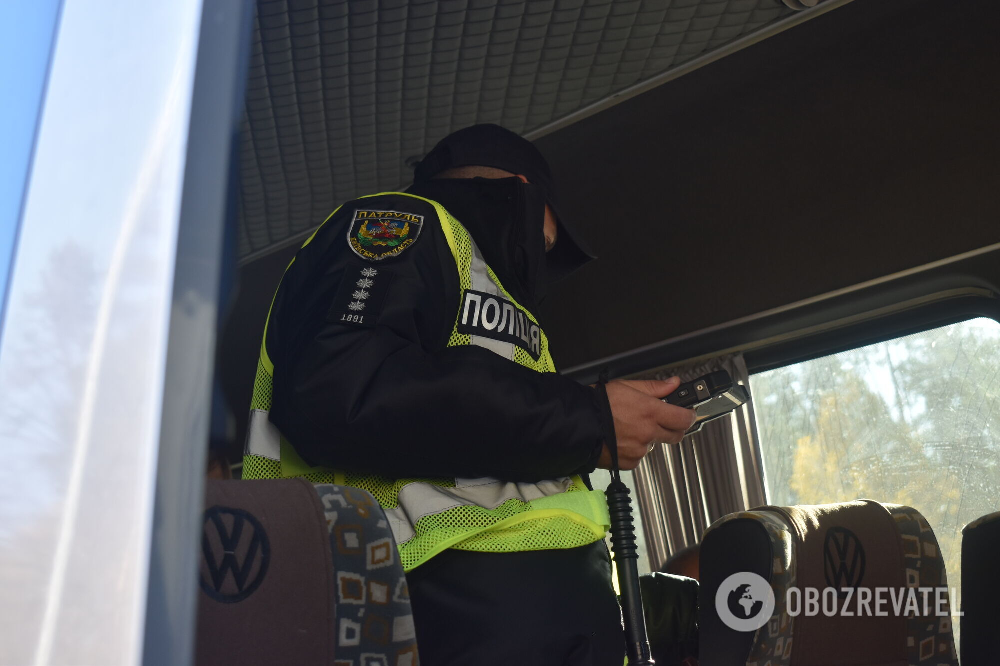 Полиция проверяет автобус с пассажирами