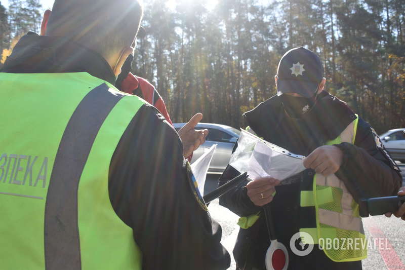 Проверка документов полицией у водителя автобуса