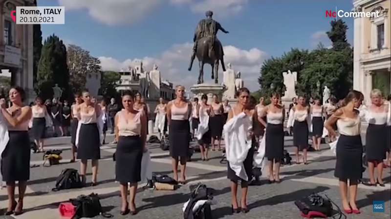 Девушки выстроились в несколько рядов dqxikeidqxitkant