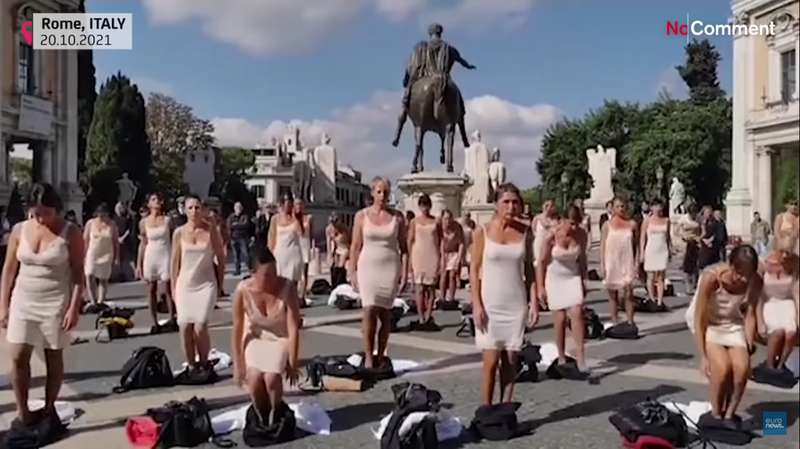 Стюардессы синхронно снимали с себя одежду