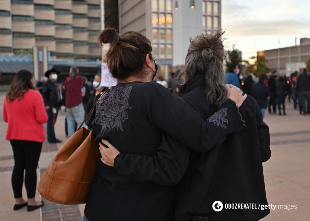 Посетители траурного мероприятия dqxikeidqxitkant