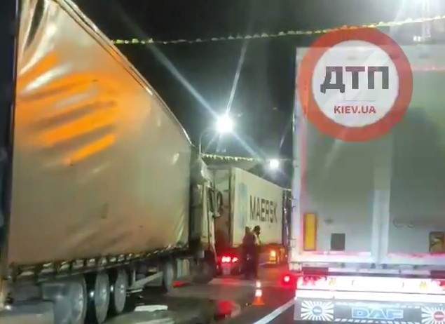 ДТП в Бучі, зіткнення двох фур паралізувало рух, аварія під Києвом dqxikeidqxiqqeant