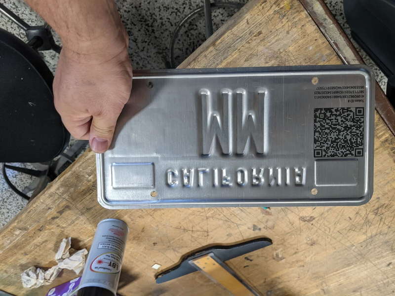 ID-номер токена и индивидуальный QR-код нанесены с помощью лазерной гравировки на обратную сторону металлической таблички dqxikeidqxiqqeant