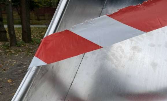 Детскую горку оградили сигнальной красно-белой лентой. dqxikeidqxiqqeant