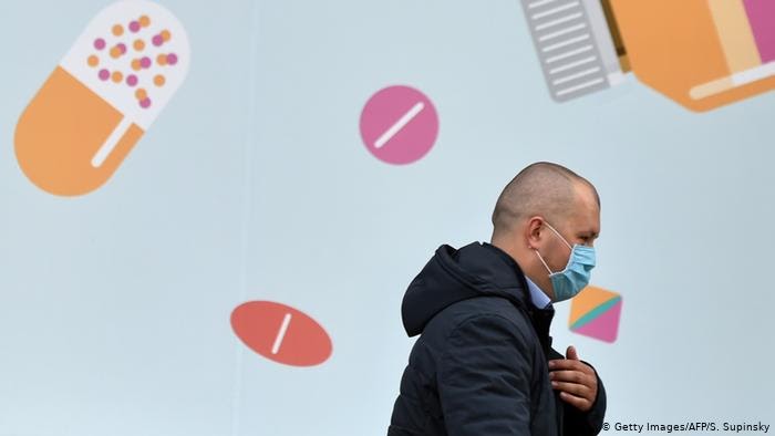 Чоловік в масці на тлі аптеки в Києві - символічне фото Чоловік в масці на тлі аптеки в Києві - символічне фото dqxikeidqxiqqeant