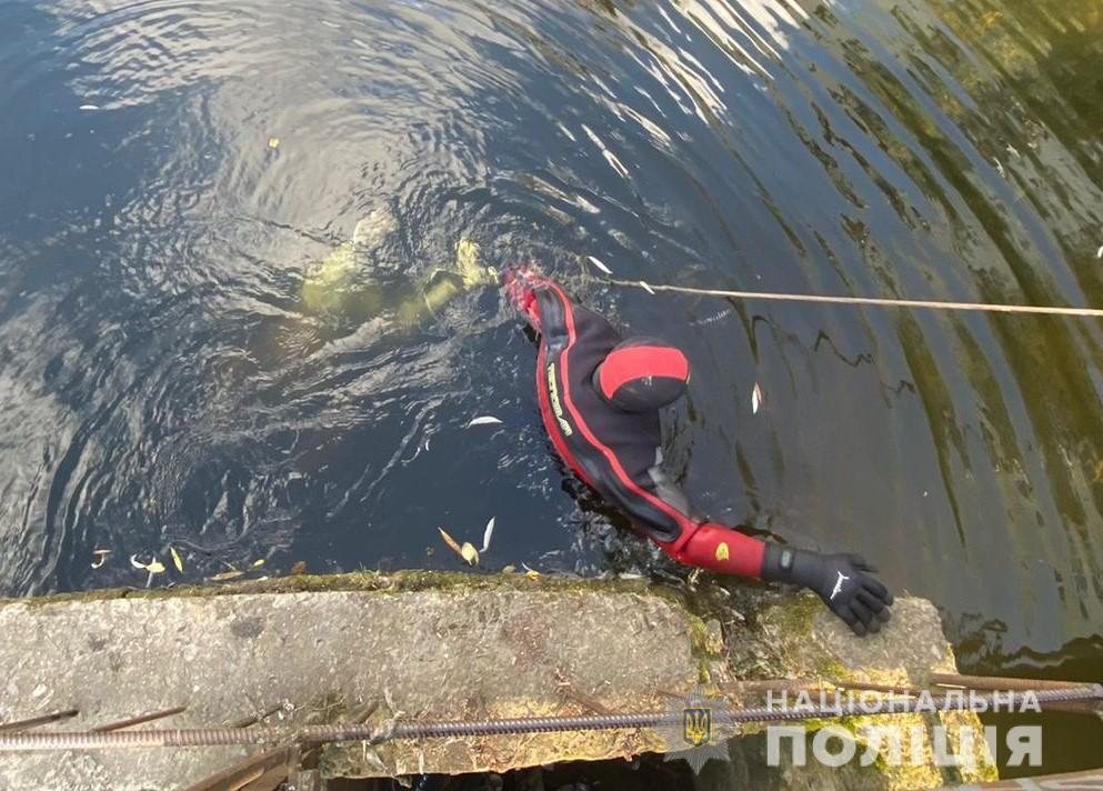 Водолазы подняли тело девушки со дна озера