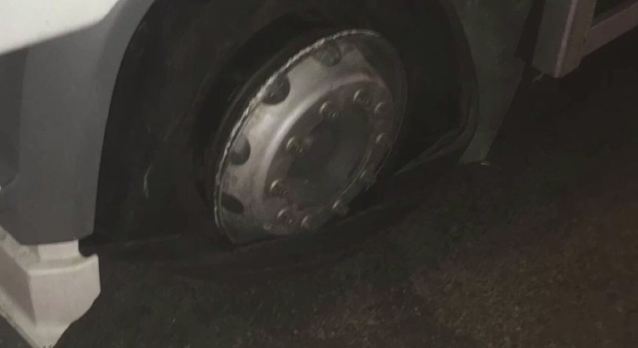 У грузовика взорвалось колесо dqxikeidqxiqqeant