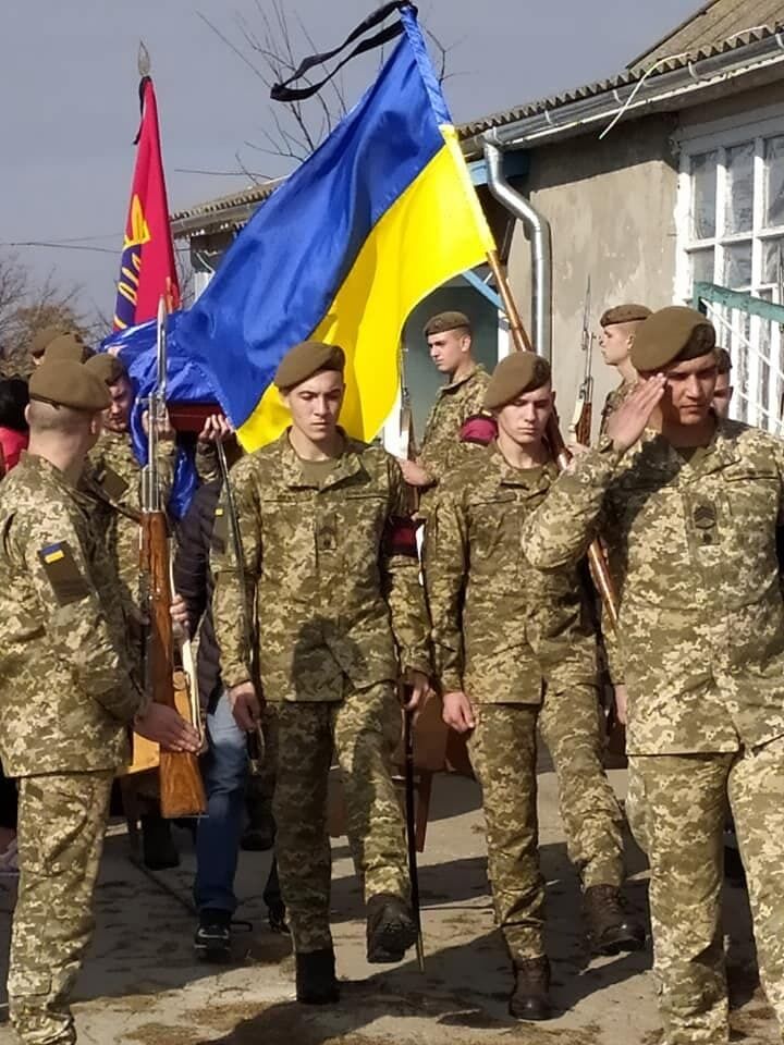 Побрптимы погибшего героя провожают его в последний путь